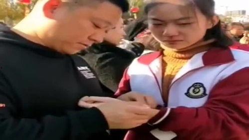 女儿成人礼爸爸送礼视频,爸爸深情送礼，温馨瞬间感动无数网友